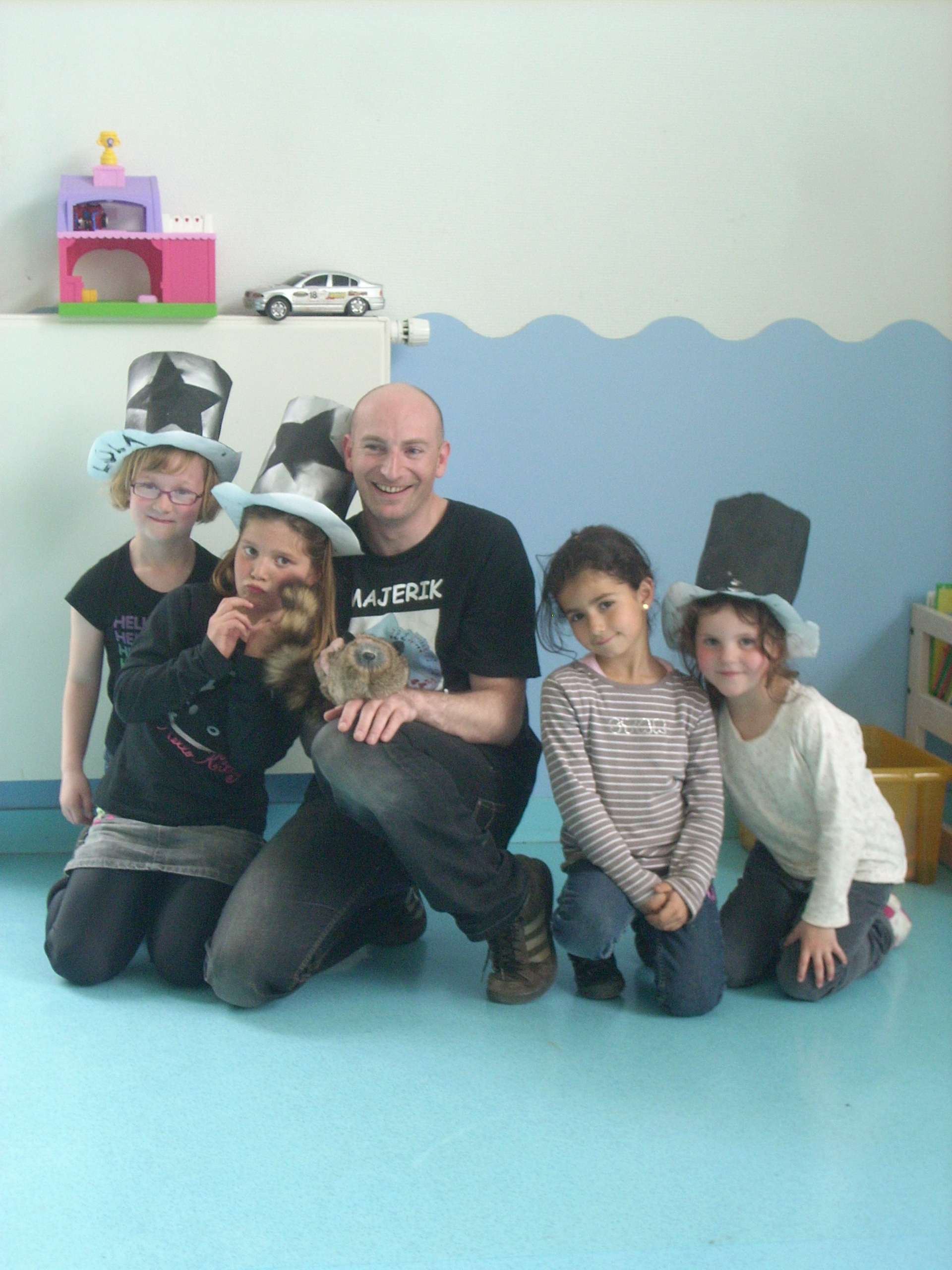 Séance photo de groupe atelier de magie avec Majerik et Rocky le raton laveur